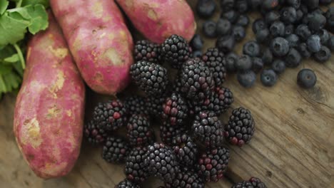 Video-Von-Frischen-Beeren-Und-Süßkartoffeln-Auf-Holzhintergrund