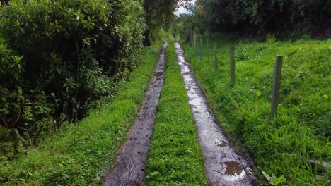 Clip-De-Drones-Sobre-Un-Camino-De-Tierra-Fangoso-En-Una-Zona-Rural-En-Machachi,-Ecuador