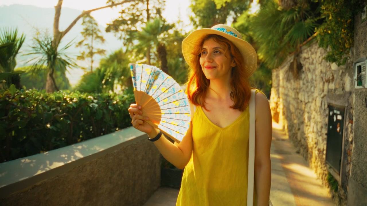 Uma Mulher de Vestido Amarelo Caminha por uma Rua na Ilha de Capri, Itália