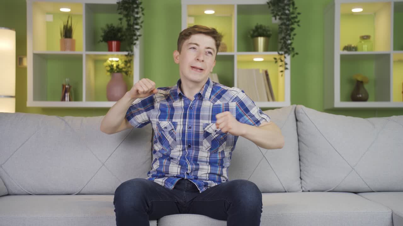 집에서 재미있게 춤을 추는 젊은이.