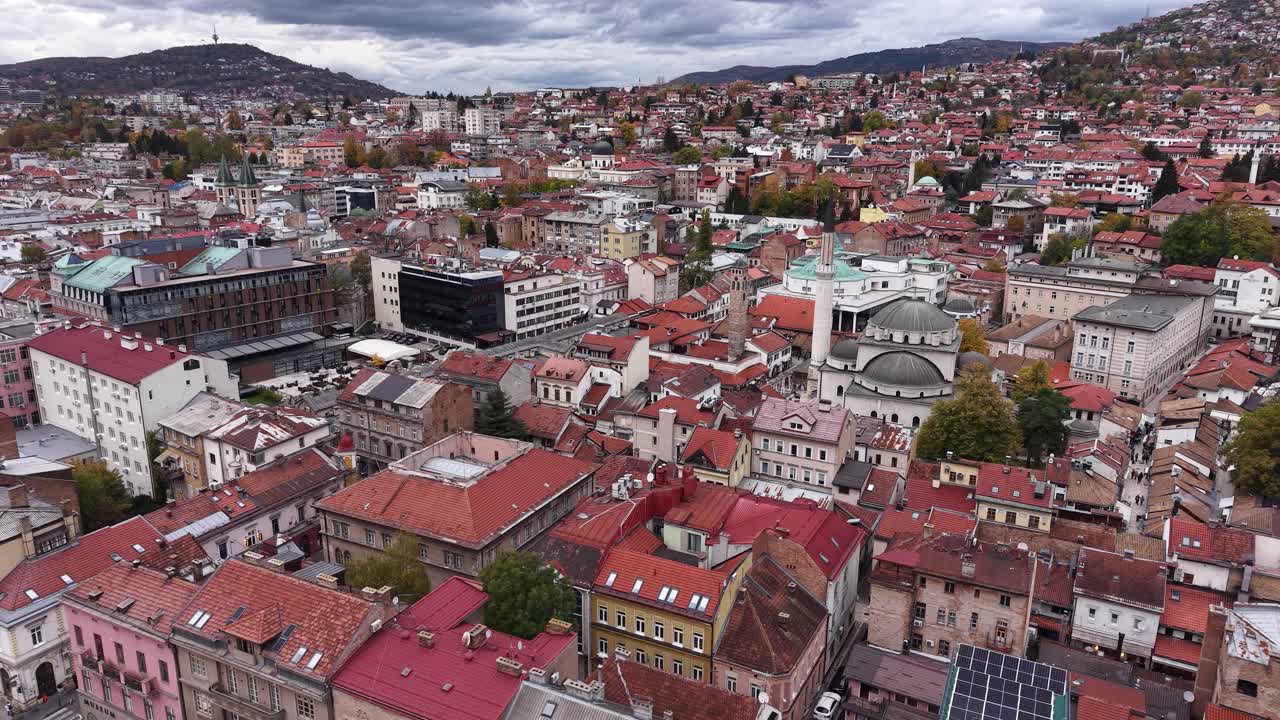 Toàn cảnh trên không của trung tâm thành phố Sarajevo vào một ngày nhiều mây, các tòa nhà trung tâm và nhà thờ Hồi giáo, Bosnia và Herzegovina