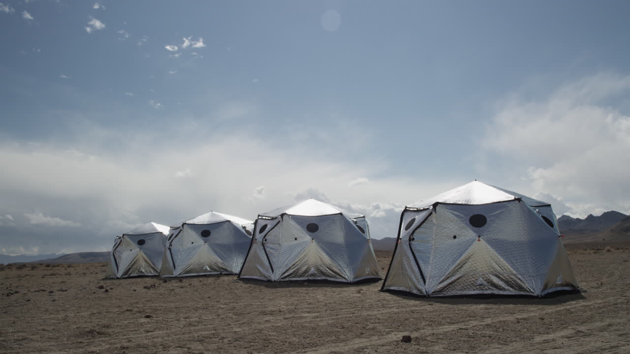 사막에 있는 우주 텐트는 화성의 표면처럼 보입니다.