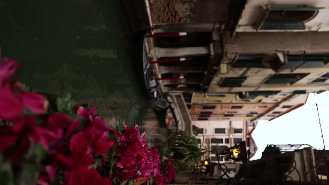 이탈리아 베네치아 의 그림 같은 수로 운하 강 에 있는 아름다운 꽃 풍경