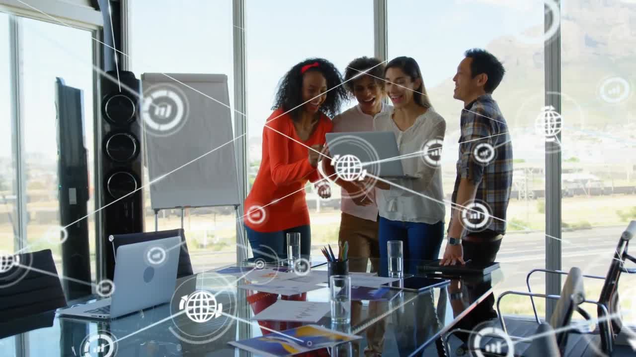 animación de una red de iconos digitales sobre diversos colegas riendo juntos mirando la computadora portátil.