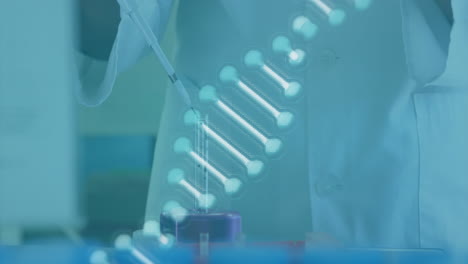 animación de una cadena de adn sobre una científica biracial haciendo un experimento