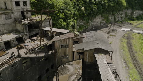 Trostlose-Grobe-Strukturen-Der-Verlassenen-Chiatura-Bergbauanlage-Im-Schlamm