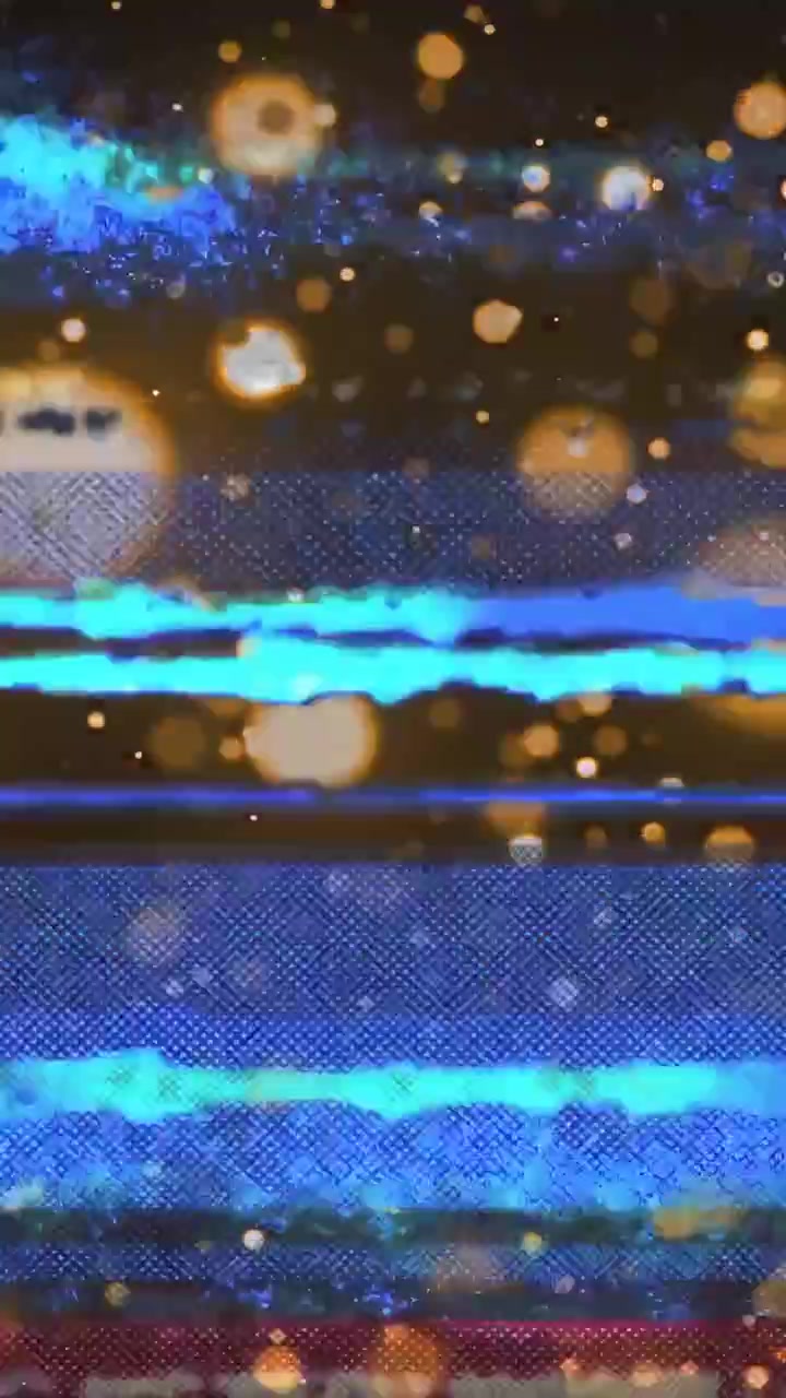 Video verticale: Bande ciano che iniziano, strati che si scompongono in rumore blu mentre il bokeh dorato crea profondità
