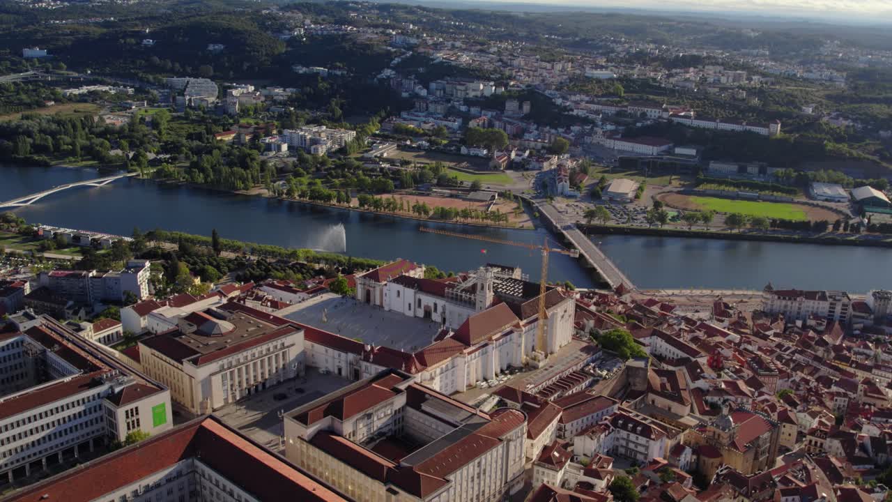 Ilmakuva - Coimbra, Portugali, esitellen Paço das Escolasin, yliopiston sisäpihan ja Mondego-joen sillan.