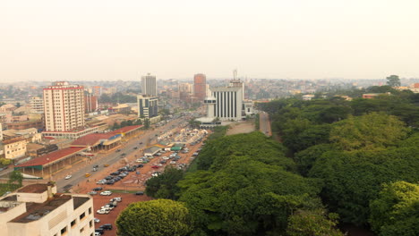 Autos-Fahren-Durch-Den-Boulevard-Du-20-Mai-Entlang-Eines-Finanzinstituts-In-Yaoundé,-Kamerun