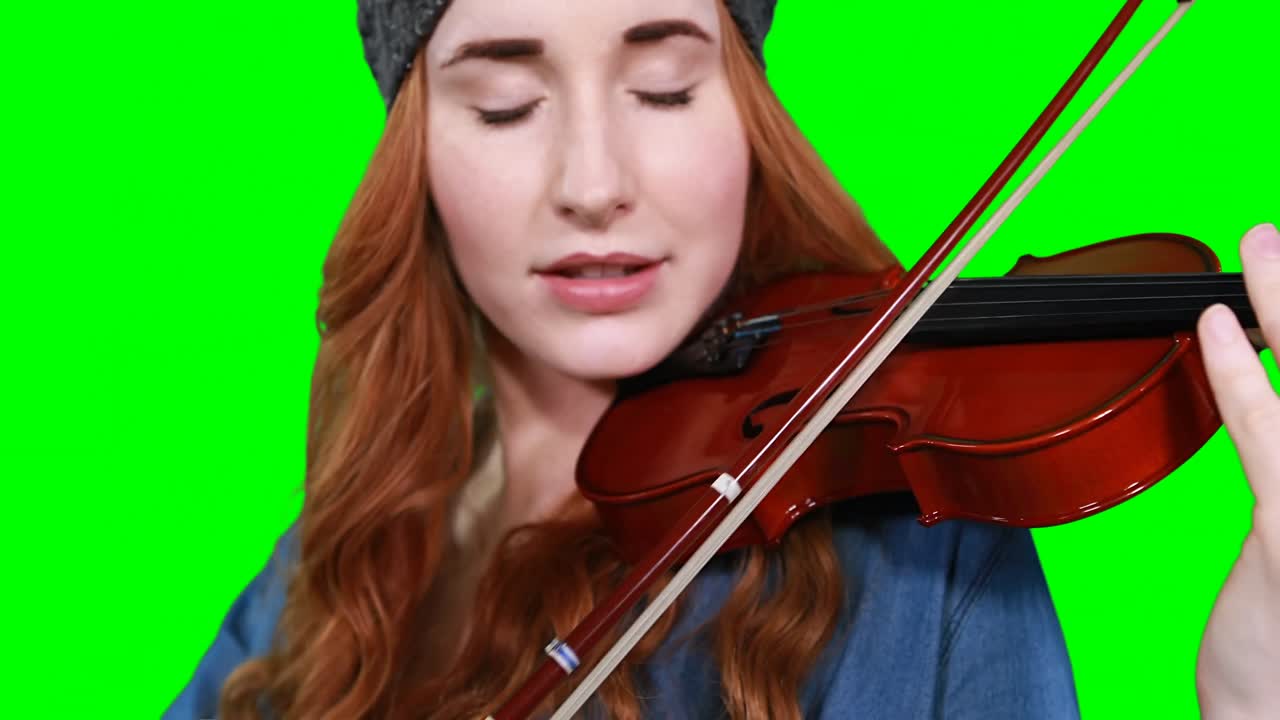 바이올린을 연주하는 여성 음악가의 클로즈업