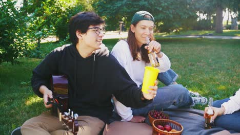 amigos disfrutando de un picnic en el parque con música