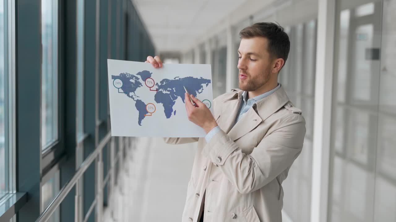 el joven gerente muestra una diapositiva con infografías en video