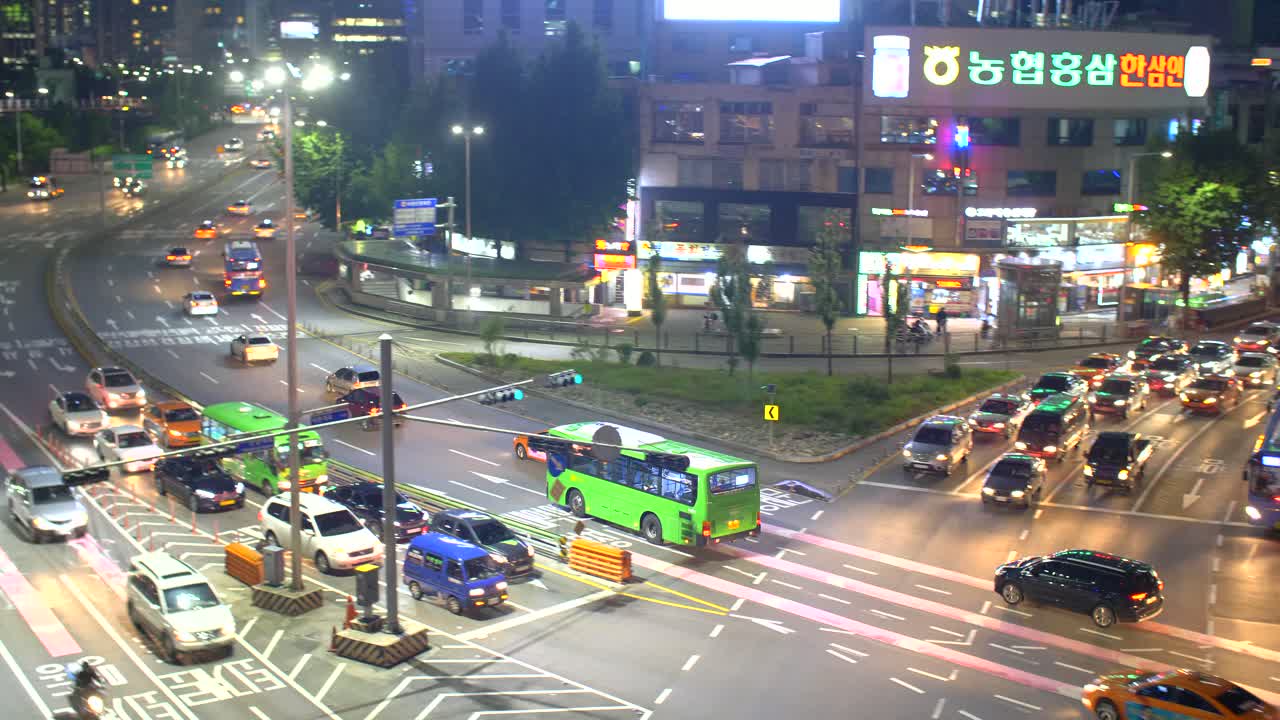 밤에 서울의 바쁜 도로