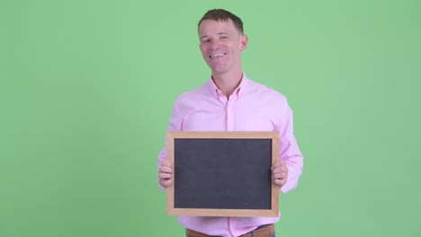retrato de un hombre de negocios con una camisa rosa