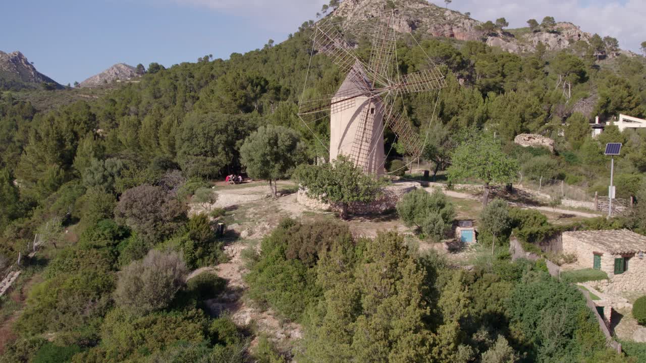 Vista aerea del mulino a vento Moli de Sa Planeta in campagna ad Andratx, Spagna, con luce splendida, atmosfera serena, riprese drone di alta qualità che rivelano uno scenario pacifico