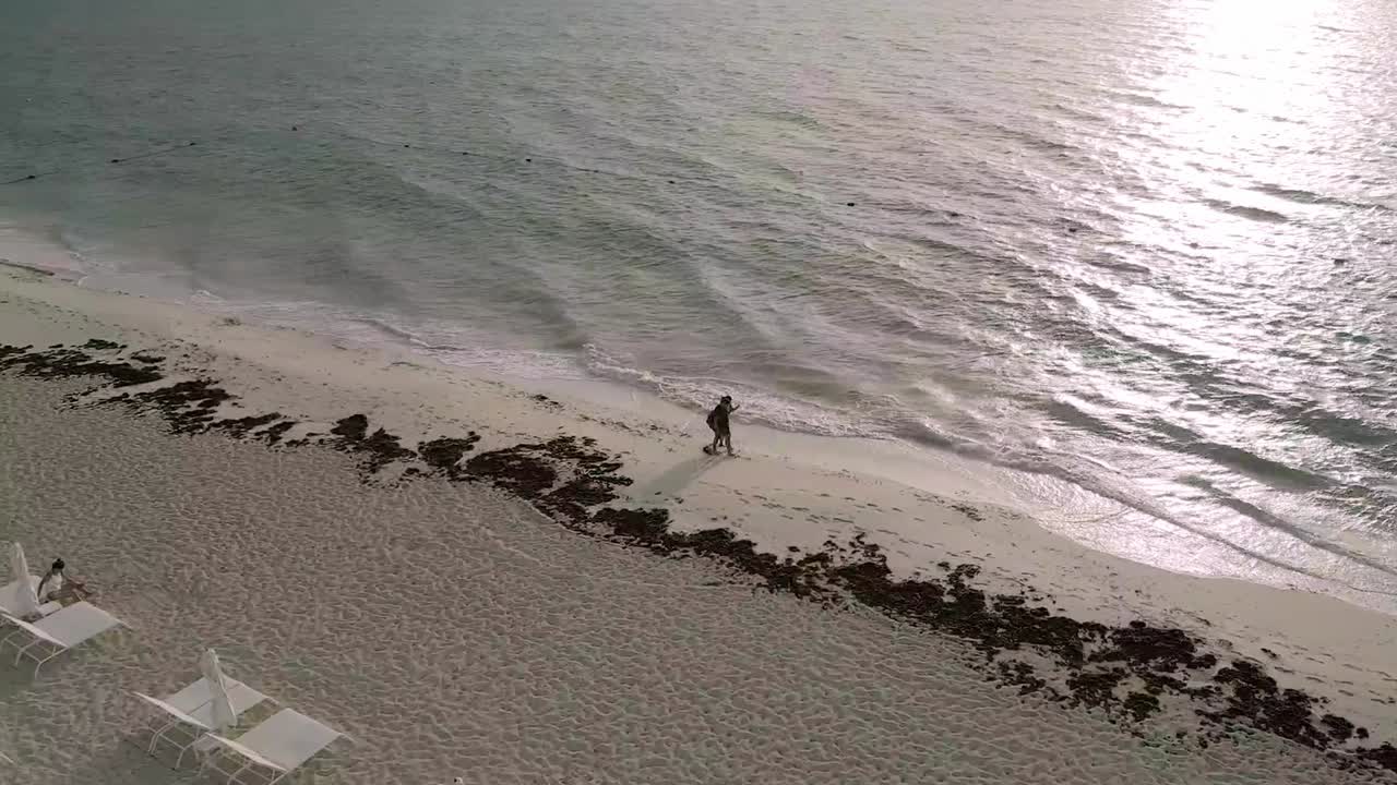 해변에서 산책하는 커플