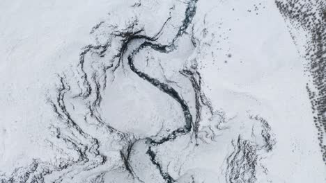 cañón kotárgil nevado, profundo y estrecho en norðurárdalur en el norte de islandia - toma aérea
