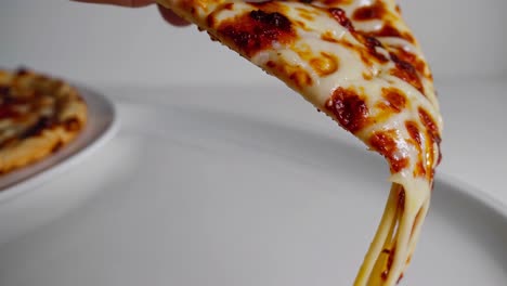 un primer plano de una rebanada de pizza de queso derretido