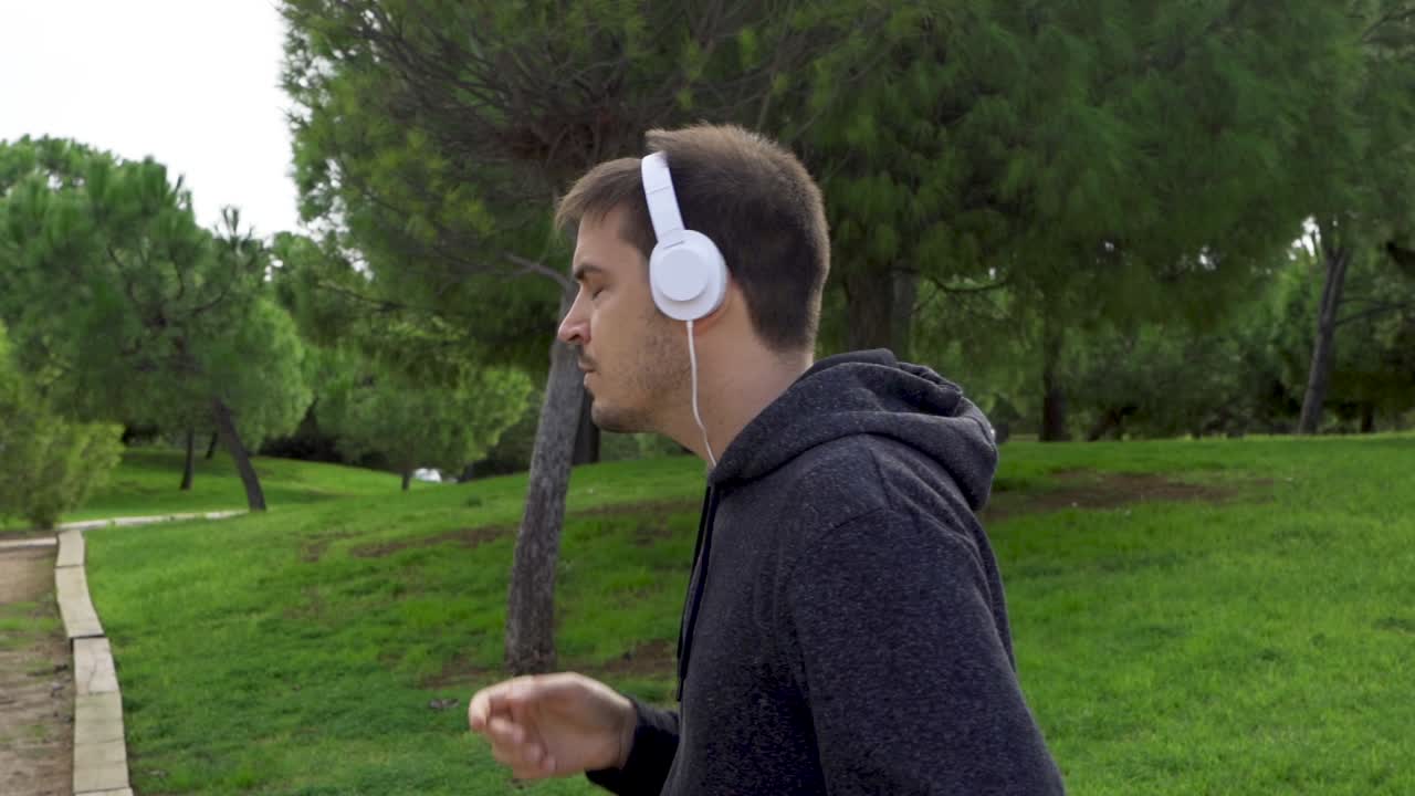 el corredor enciende la aplicación móvil y comienza a correr con auriculares