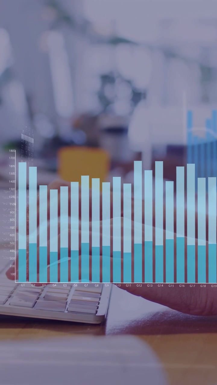 Vídeo vertical: Mãos digitando em teclas gerando gráficos de barras de pilha, amplos e de linha para negócios.