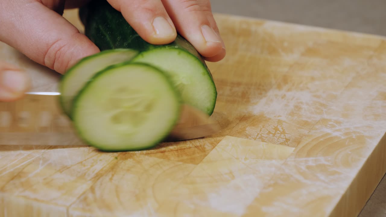 오이를 자르는 동작 제어 샷