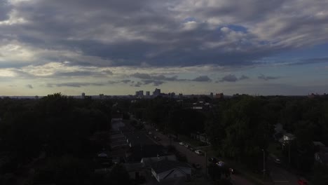 Drone-Del-Barrio-Del-Medio-Oeste-Al-Atardecer