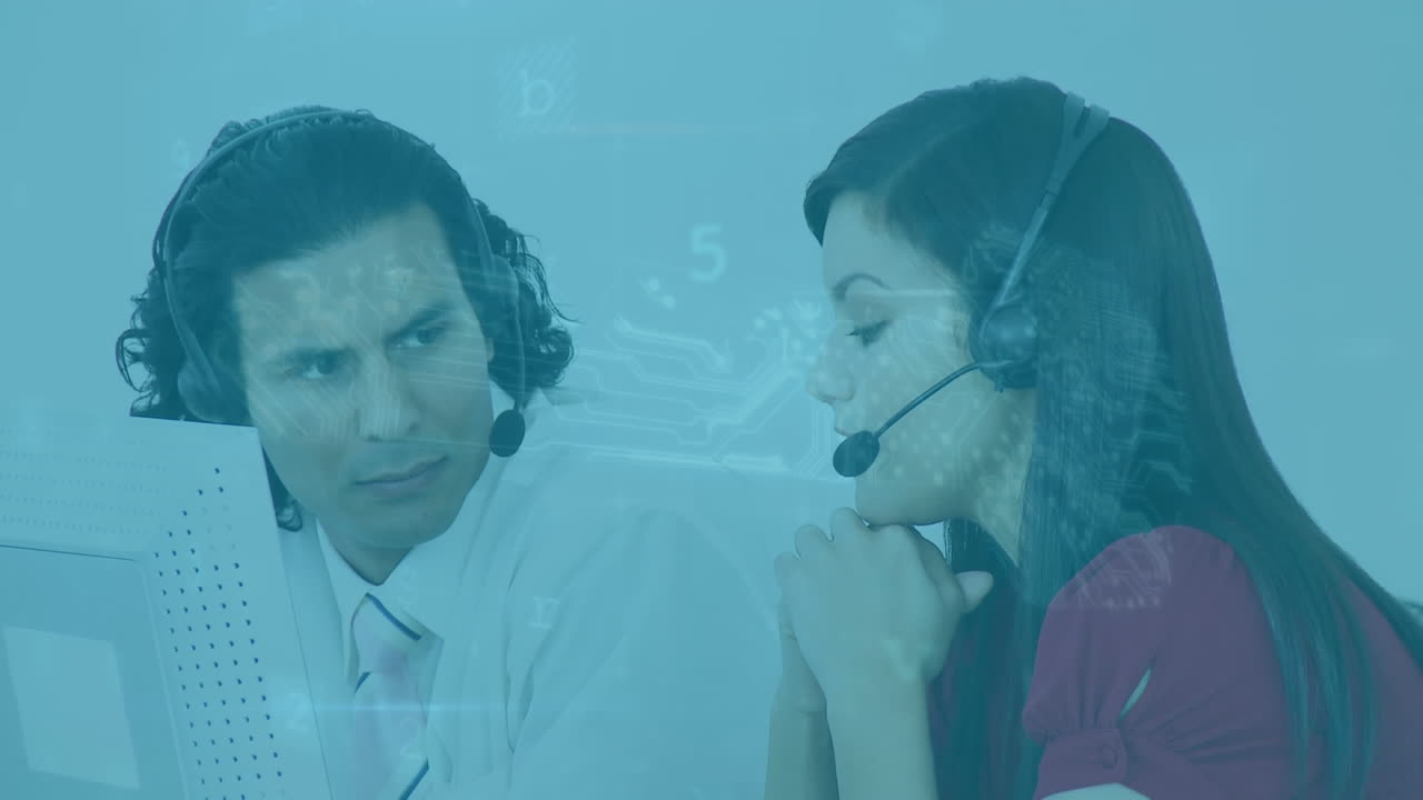 procesamiento de datos de seguridad cibernética sobre diversos ejecutivos de atención al cliente masculinos y femeninos hablando