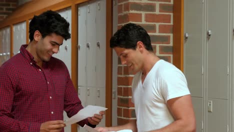 Estudiantes-Eufóricos-Leyendo-Cartas