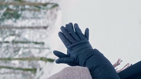 cerca de la mujer calentando las manos en un invierno frío frotándolas