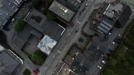 Vista-Aérea-De-Pájaro-De-Las-Calles-Y-Edificios-Del-Centro-De-Chamonix-Francia-En-El-Crepúsculo,-Disparo-De-Drones-De-ángulo-Alto