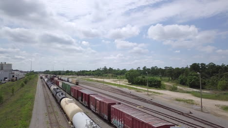 Vista-Panorámica-De-Vagones-De-Tren-Sobre-Rieles