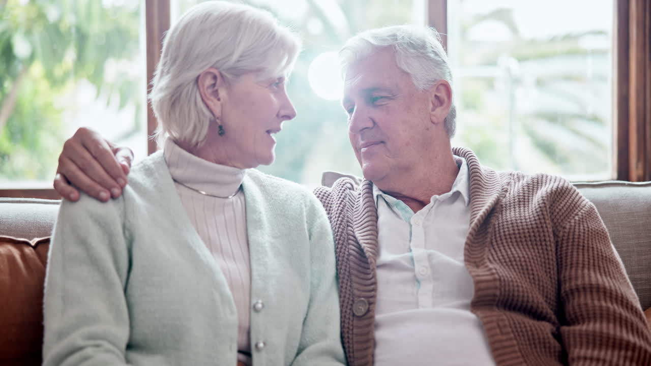 소파에 안은 가정과 고령 커플