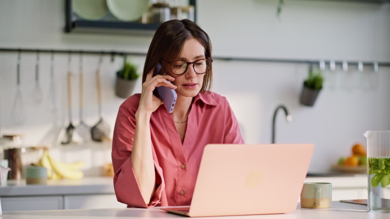 Primo piano di un manager online che chiama con lo smartphone per risolvere problemi di lavoro da remoto