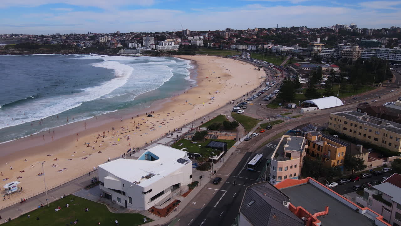 해변에서 주택의 드론 샷