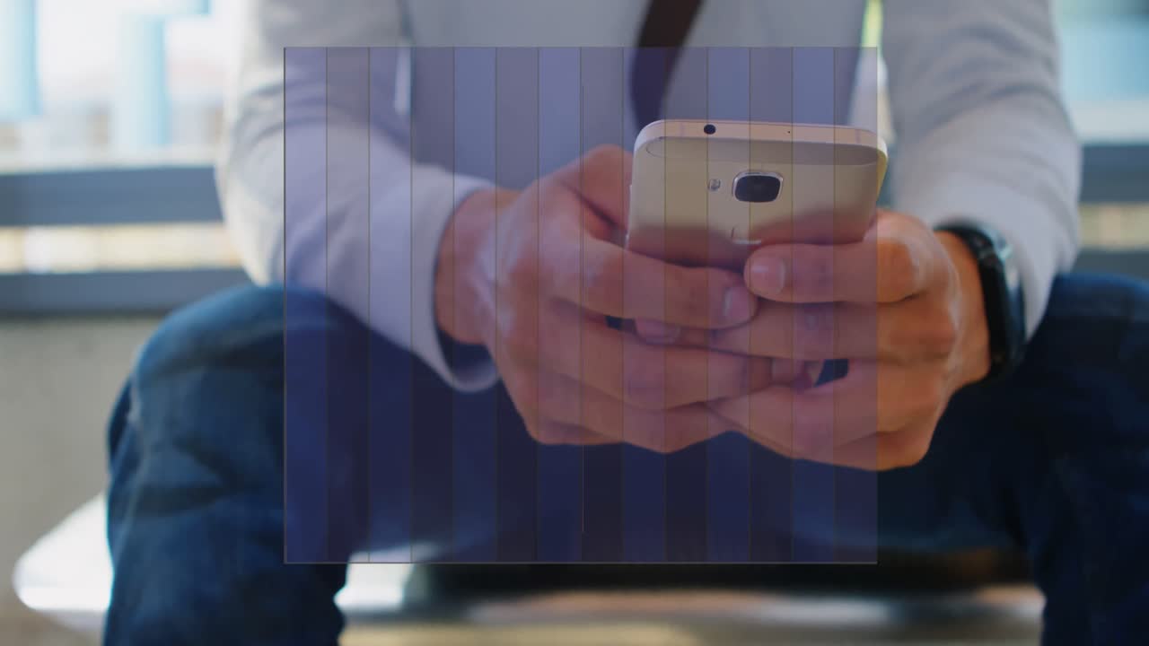 animación de diagrama sobre empresario caucásico usando teléfono inteligente