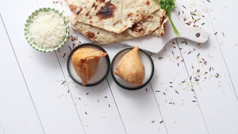 Comida-India-Tradicional-Snack-Samosa-Servido-En-Un-Plato-Sobre-Una-Mesa-De-Madera-Blanca