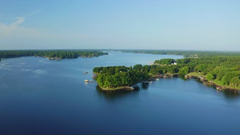 órbita-De-Drones-A-La-Izquierda-De-La-Península-En-El-Lago-Normando,-Carolina-Del-Norte