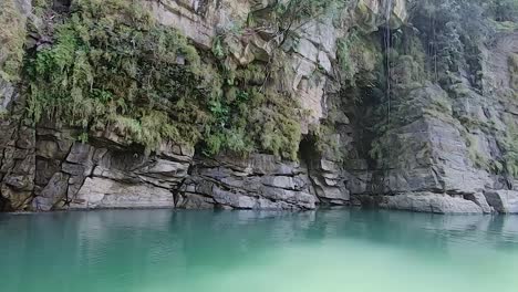 Bergblick-Auf-Den-Fluss-Bei-Tag-Aus-Flachem-Winkel.-Das-Video-Wurde-Am-Umtong-Fluss-Dawki-Meghalaya-Im-Nordosten-Indiens-Aufgenommen