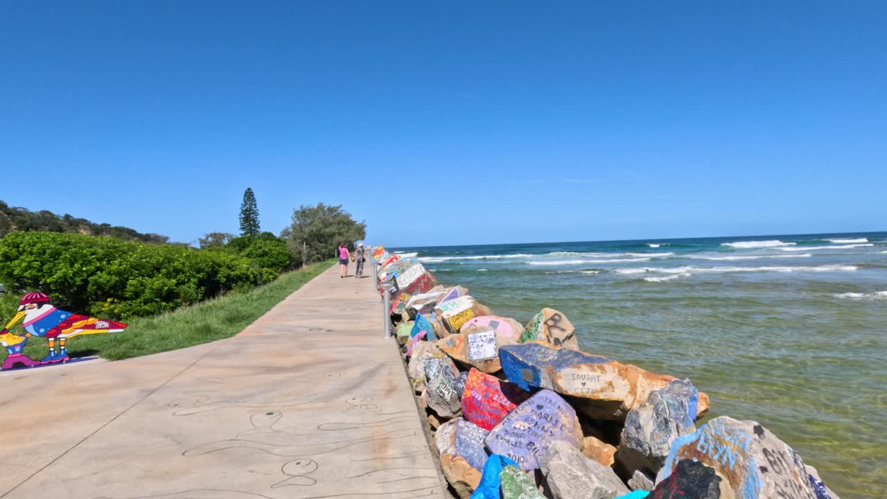 활기찬 해안 경로를 따라 경치 좋은 산책