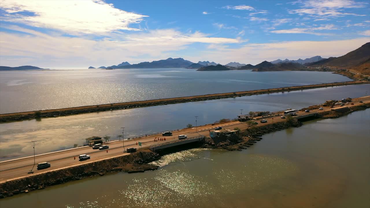 바다 위의 empalme access bridge, 바다 위의 이 다리는 배우 charles chaplin이 한동안 결혼했던 마을의 입구입니다.