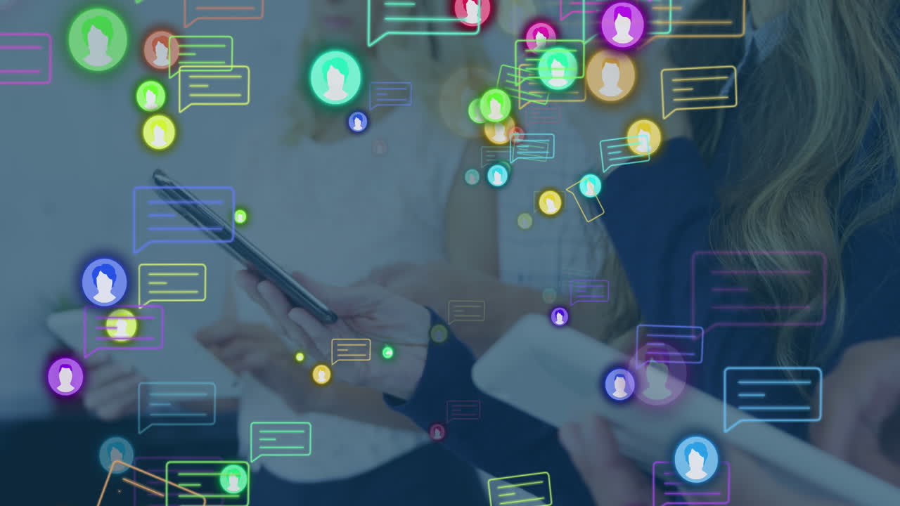 animación de iconos de redes sociales y procesamiento de datos sobre mujer caucásica usando teléfono inteligente.