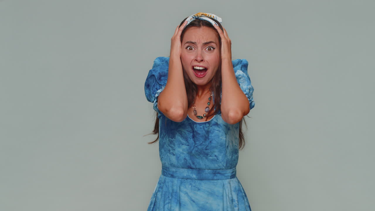 분노하고 슬픈 젊은 여성은 스트레스와 긴장 문제로 비명을 지릅니다. 공포, 절망, 두려움, 분노, 쇼크를 느 ⁇ 니다.