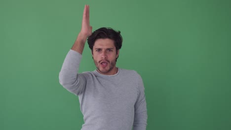 hombre feliz bailando sobre un fondo verde