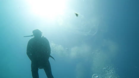 Filmische-Zeitlupenaufnahme-Eines-Tauchers-Im-Klaren-Blauen-Wasser-Mit-Luftblasen-In-4K,-120-Fps,-Slomo