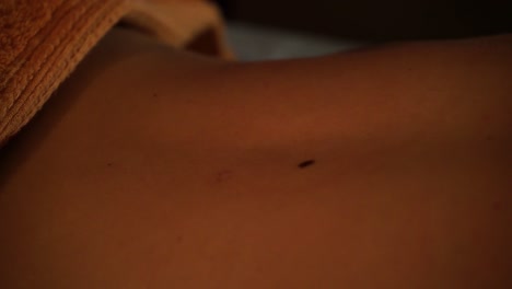 masaje con piedras calientes