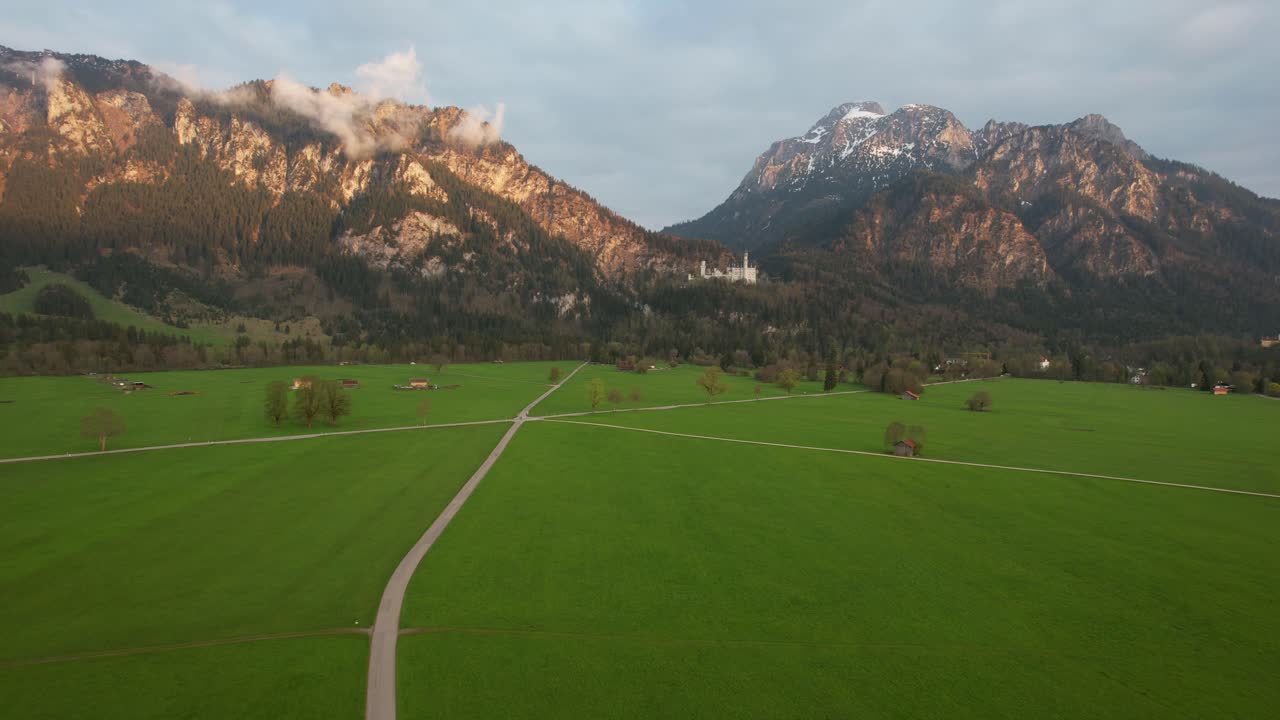 neuschwanstein en baviera es un castillo en el pueblo de hohenschwangau en el municipio de schwangau cerca de füssen en allgäu, construido en la segunda mitad del siglo xix