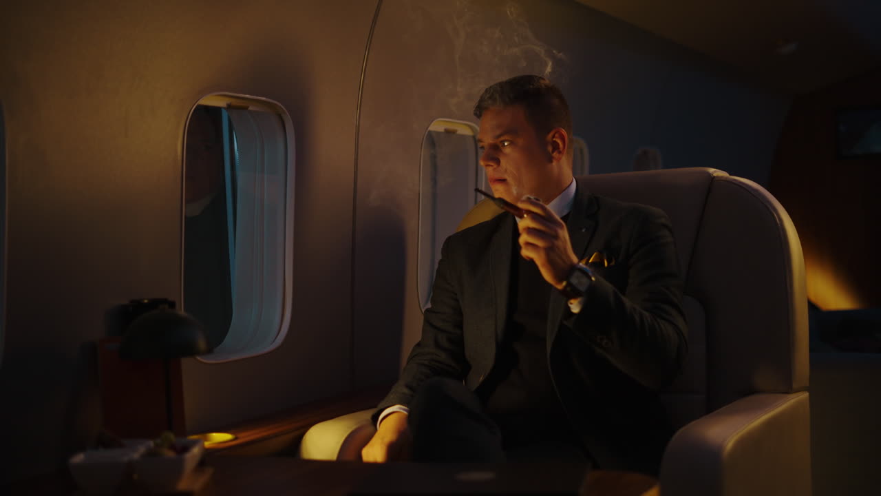 Uomo che fuma un sigaro su un jet privato