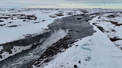 Un-Dron-Cinematográfico-En-órbita-Filmado-Sobre-La-Cascada-Selfoss,-Islandia