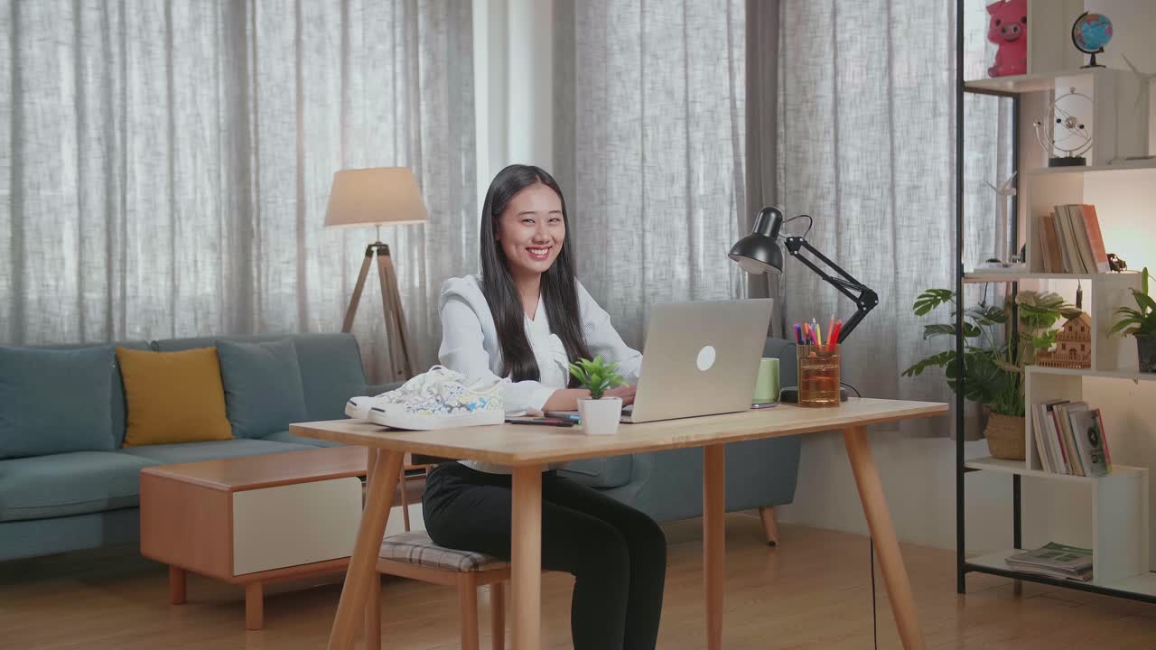 집에서 노트북으로 일하는 여성