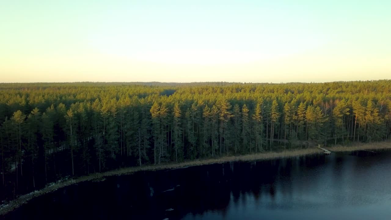 수역을 둘러싼 울창한 녹색 무인 땅을 보여주는 대자연의 매혹적인 전망